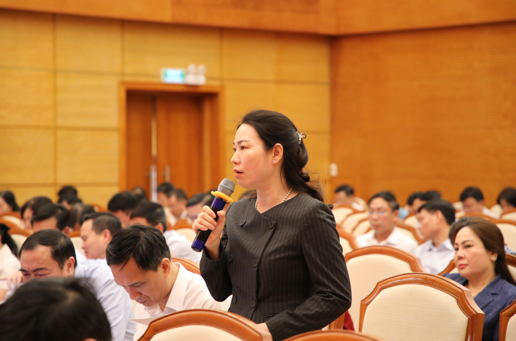 B&agrave; Nguyễn Thị Th&uacute;y, Gi&aacute;m đốc Sở Gi&aacute;o dục v&agrave; Đ&agrave;o tạo Quảng Ninh, ph&aacute;t biểu tại hội nghị