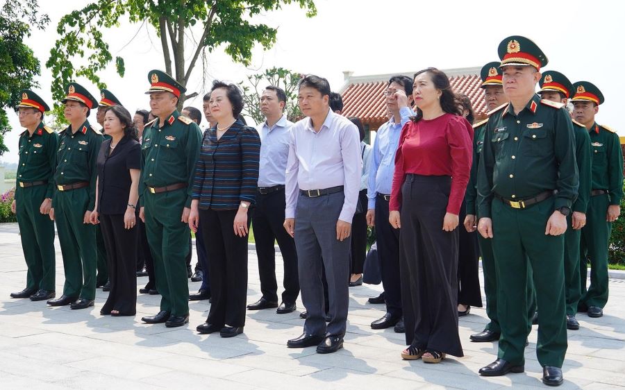 Ph&oacute; Thủ tướng Ch&iacute;nh phủ Phạm Thị Thanh Tr&agrave; c&ugrave;ng đo&agrave;n c&ocirc;ng t&aacute;c đến viếng, d&acirc;ng hương, d&acirc;ng hoa tại Di t&iacute;ch lịch sử quốc gia tưởng niệm 16 Thanh ni&ecirc;n xung phong, Bến ph&agrave; Long Đại II