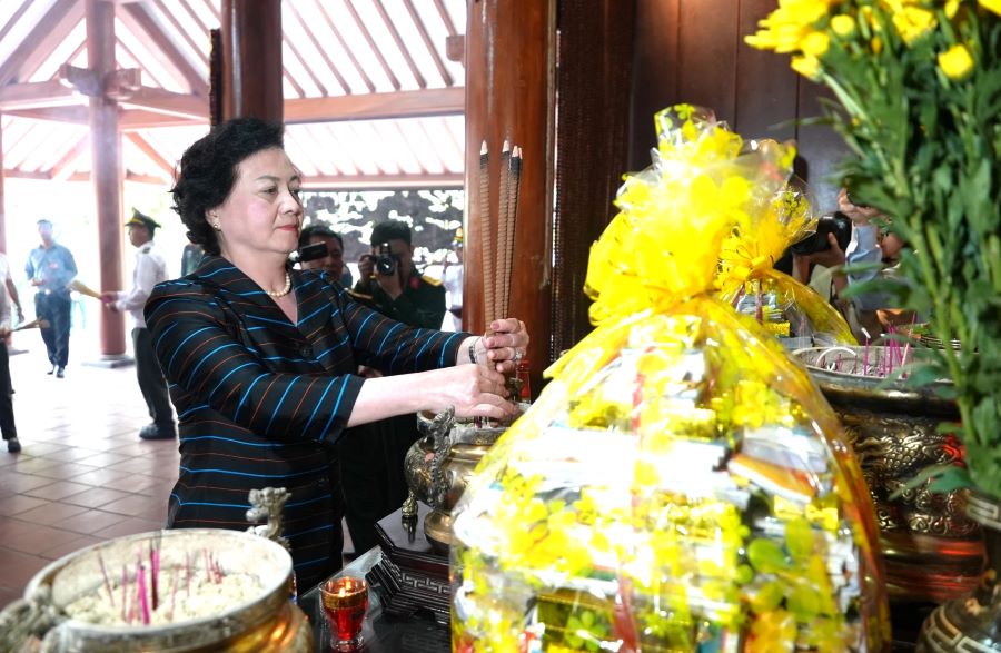 Đồng ch&iacute; Phạm Thị Thanh Tr&agrave;, Ph&oacute; Thủ tướng Ch&iacute;nh phủ d&acirc;ng hương ở Đền thờ B&aacute;c Hồ tại Nghĩa trang liệt sĩ quốc gia Trường Sơn