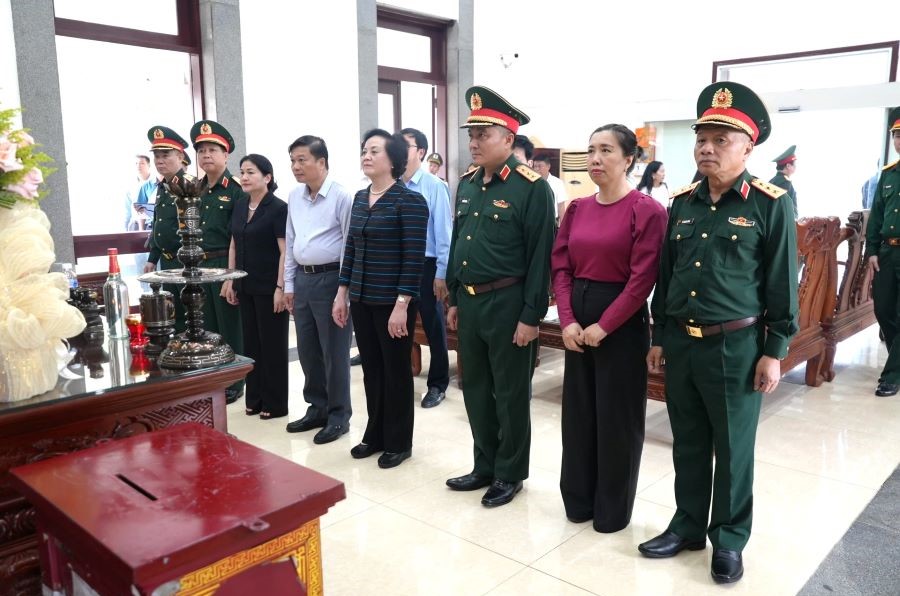Ph&oacute; Thủ tướng Ch&iacute;nh phủ Phạm Thị Thanh Tr&agrave; c&ugrave;ng c&aacute;c đại biểu d&acirc;ng hương ở Đền thờ B&aacute;c Hồ tại Nghĩa trang liệt sĩ quốc gia Đường 9