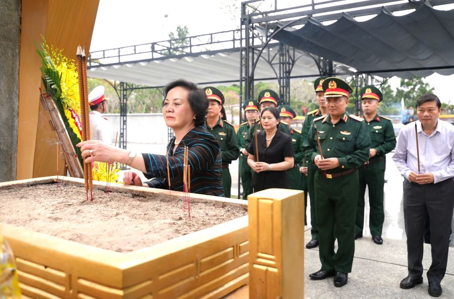 Ph&oacute; Thủ tướng Ch&iacute;nh phủ Phạm Thị Thanh Tr&agrave; c&ugrave;ng c&aacute;c đại biểu d&acirc;ng hương tưởng nhớ c&aacute;c Anh h&ugrave;ng liệt sĩ tại Nghĩa trang liệt sĩ quốc gia Đường 9