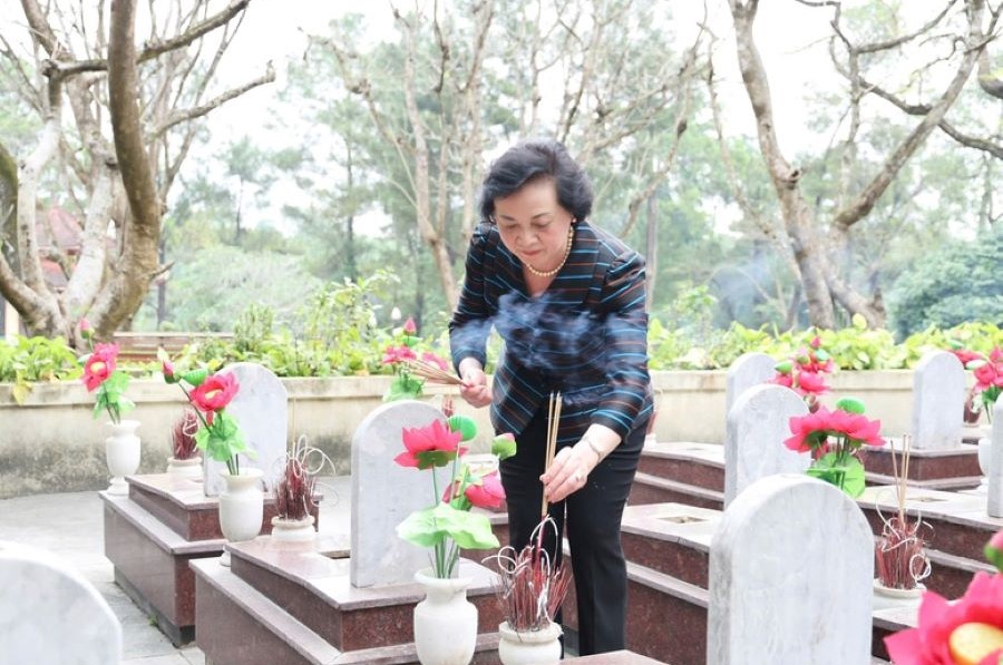 Ph&oacute; Thủ tướng Phạm Thị Thanh Tr&agrave; thắp hương tưởng niệm c&aacute;c anh h&ugrave;ng liệt sĩ