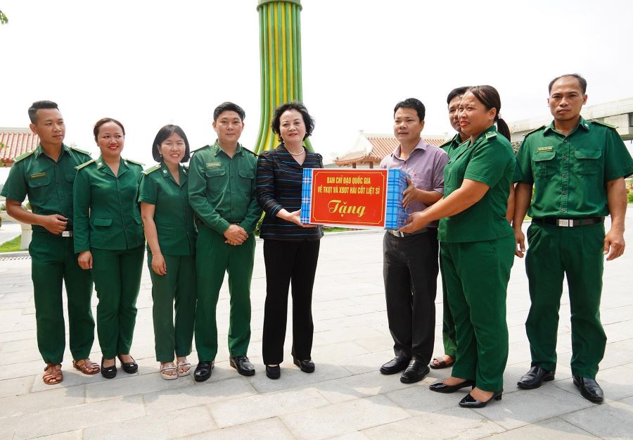 Ph&oacute; Thủ tướng Ch&iacute;nh phủ Phạm Thị Thanh Tr&agrave; tặng qu&agrave; cho Ban quản l&yacute; Di t&iacute;ch lịch sử quốc gia tưởng niệm 16 Thanh ni&ecirc;n xung phong Bến ph&agrave; Long Đại II