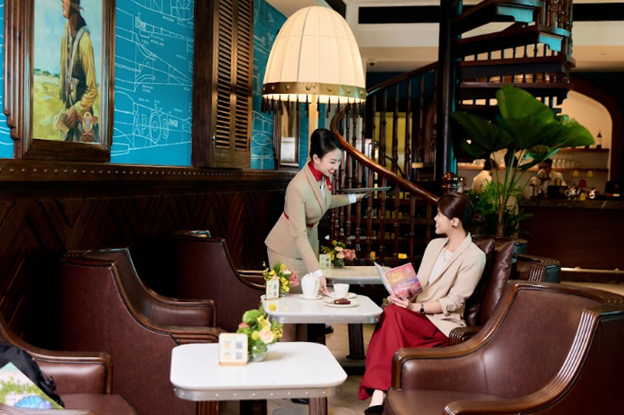 Du kh&aacute;ch thưởng thức c&agrave; ph&ecirc; Delingoo - Capella tại ph&ograve;ng chờ