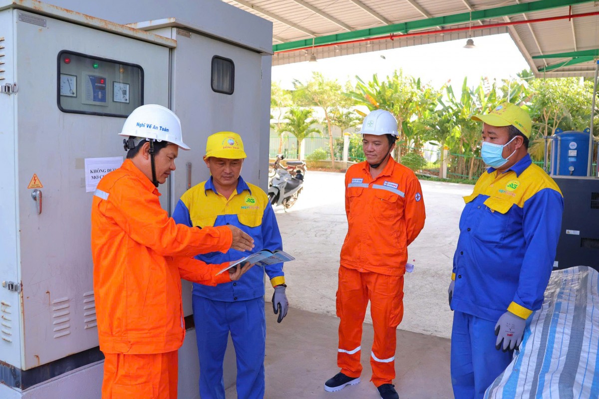 Nhân viên EVNSPC đẩy mạnh tuyên truyền tiết kiệm điện tại các doanh nghiệp Nhân viên EVNSPC đẩy mạnh tuyên truyền tiết kiệm điện tại các doanh nghiệp