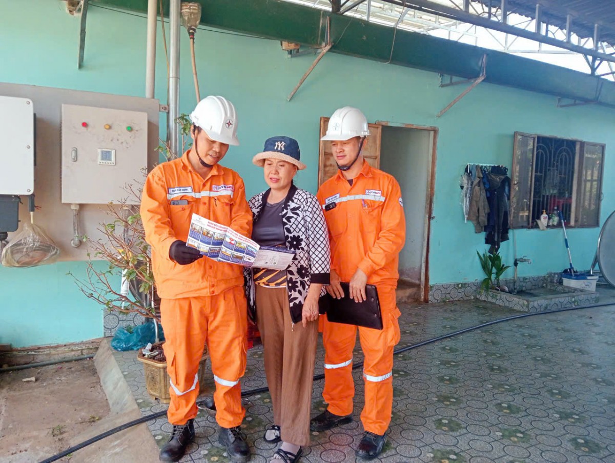 Nhân viên EVNSPC hướng dẫn khách hàng sử dụng điện tiết kiệm, hiệu quả Nhân viên EVNSPC hướng dẫn khách hàng sử dụng điện tiết kiệm, hiệu quả