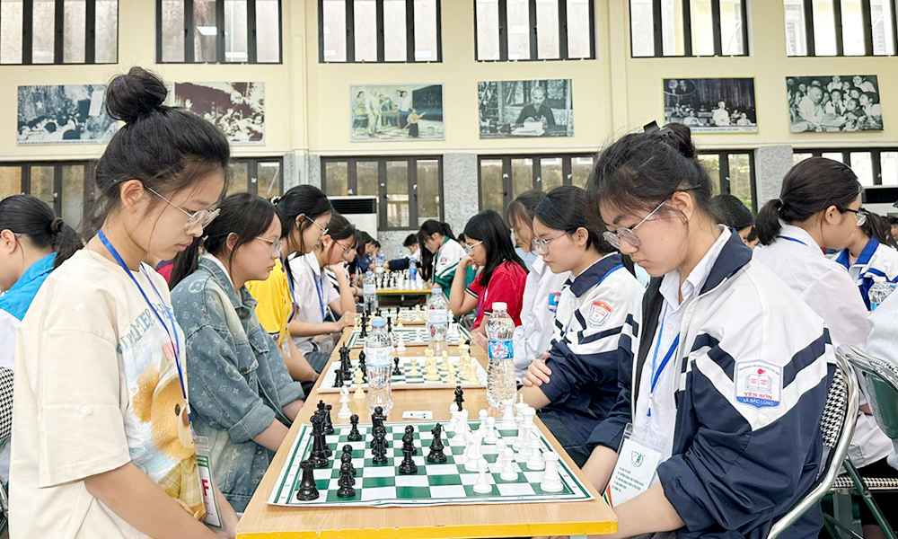Học sinh thi đấu m&ocirc;n cờ vua tại Trường Trung học phổ th&ocirc;ng Ng&ocirc; Sĩ Li&ecirc;n.
