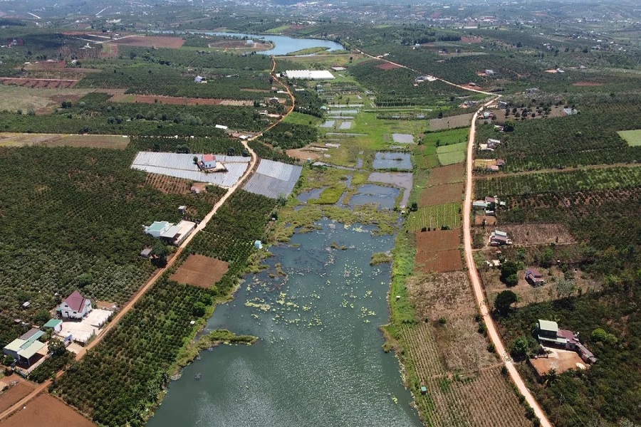 UBND tỉnh L&acirc;m Đồng y&ecirc;u cầu sử dụng t&agrave;i nguy&ecirc;n nước hợp l&yacute;, hiệu quả, tiết kiệm, ưu ti&ecirc;n nguồn nước phục vụ sinh hoạt, chăn nu&ocirc;i v&agrave; nước tưới cho c&acirc;y trồng c&oacute; gi&aacute; trị kinh tế cao
