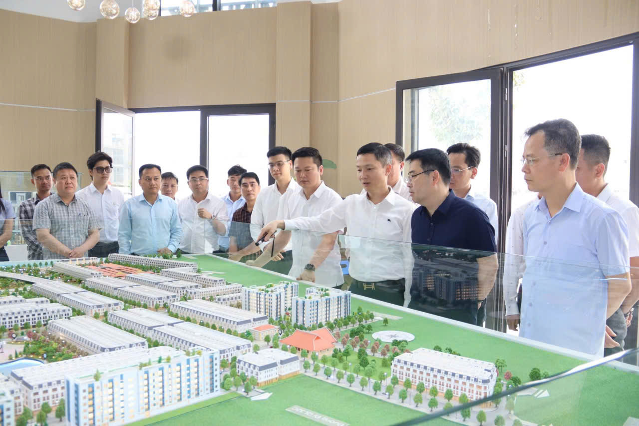 Chủ tịch UBND tỉnh Nguyễn Tuấn Anh cùng đoàn công tác nghe đơn vị tư vấn báo cáo chi tiết trên sa bàn tổng thể dự án. Chủ tịch UBND tỉnh Nguyễn Tuấn Anh cùng đoàn công tác nghe đơn vị tư vấn báo cáo chi tiết trên sa bàn tổng thể dự án.