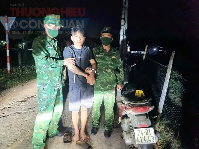 Đối tượng Ho&agrave;ng Văn Mẫn c&ugrave;ng tang vật.