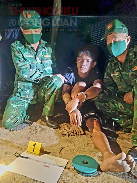 Đối tượng Ho&agrave;ng Văn Mẫn c&ugrave;ng tang vật.