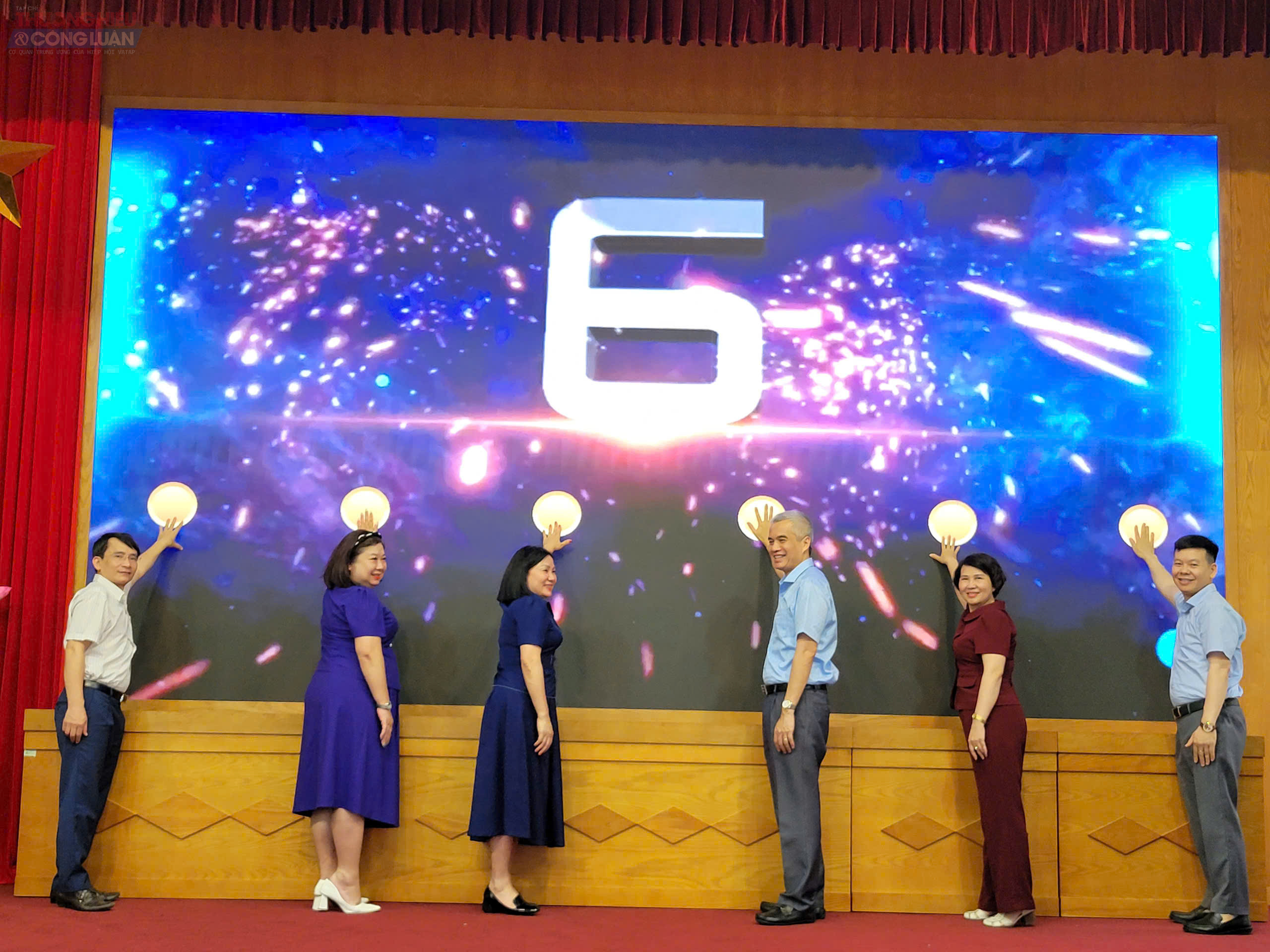 C&aacute;c đồng ch&iacute; l&atilde;nh đạo phường thực hiện nghi thức bấm n&uacute;t ph&aacute;t động cuộc thi.