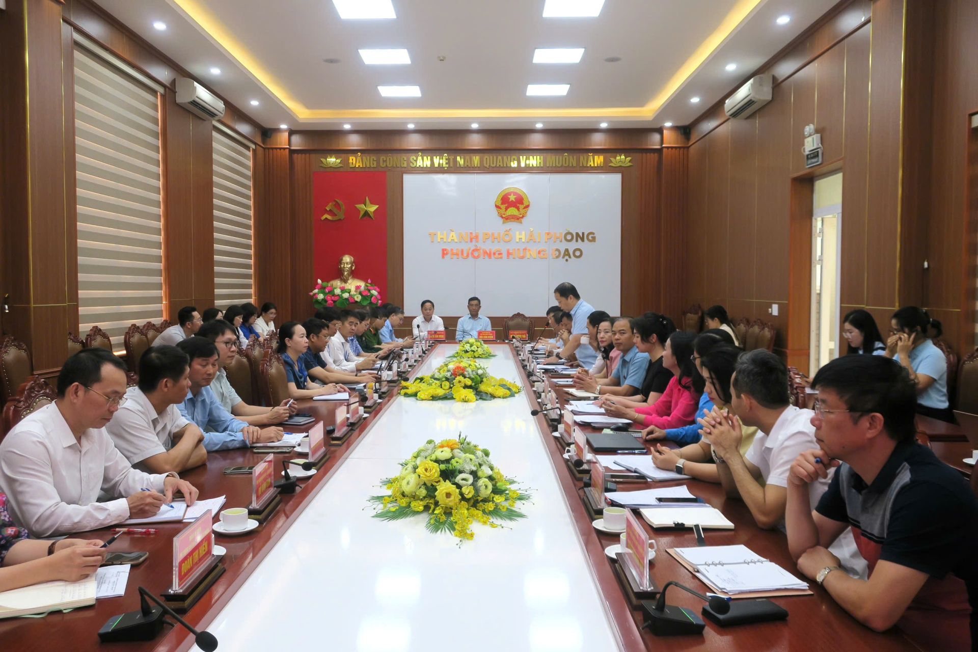 Đồng ch&iacute; B&ugrave;i Văn Kiệm, B&iacute; thư Đảng ủy, Chủ tịch HĐND phường chủ tr&igrave; Hội nghị.