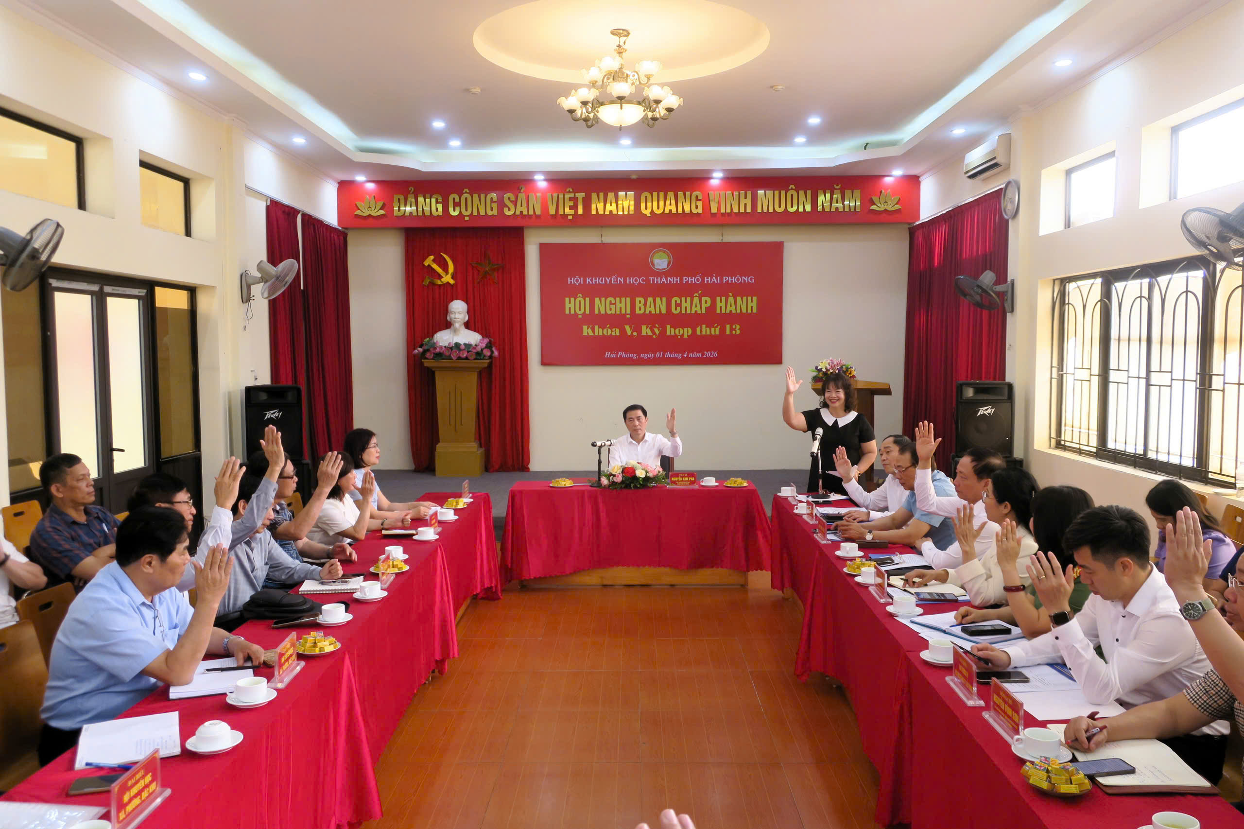 Đại biểu biểu quyết bầu đồng ch&iacute; Đinh Minh Tuấn, Ph&oacute; Gi&aacute;m đốc Sở Gi&aacute;o dục v&agrave; Đ&agrave;o tạo giữ chức danh Ph&oacute; Chủ tịch kh&ocirc;ng chuy&ecirc;n tr&aacute;ch Hội Khuyến học th&agrave;nh phố kh&oacute;a V.