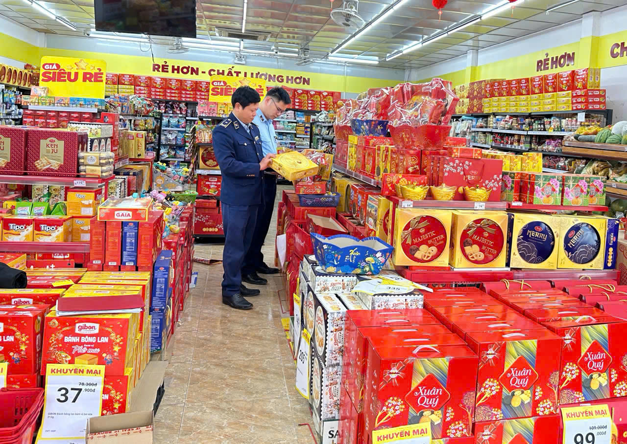 Lực lượng Quản l&yacute; thị trường tỉnh Tuy&ecirc;n Quang kiểm tra h&agrave;ng h&oacute;a tại cơ sở kinh doanh dịp cao điểm Q&uacute;y I/2026