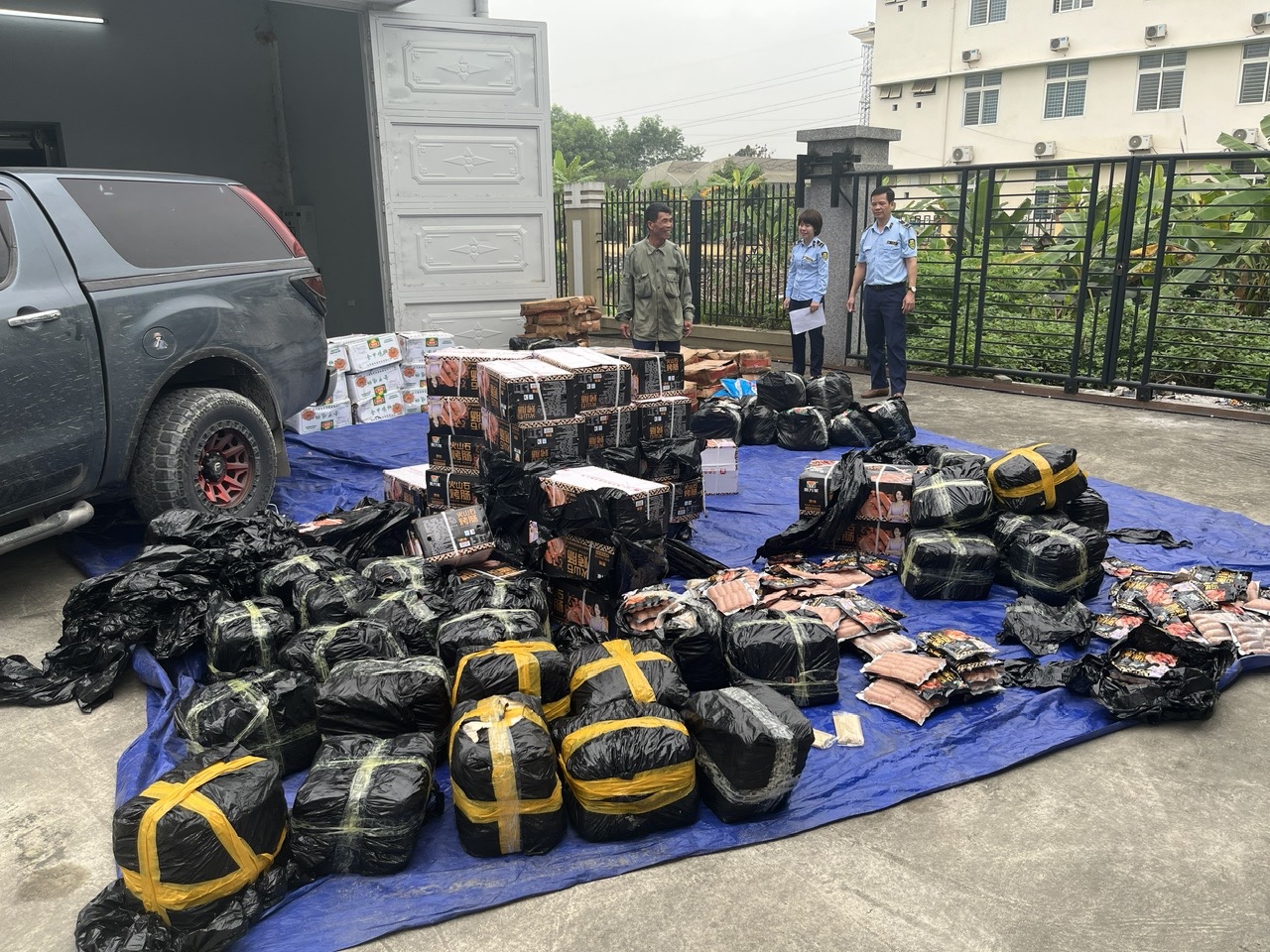 Chi cục Quản l&yacute; thị trường tỉnh Tuy&ecirc;n Quang ngăn chặn hơn 2,3 tấn (2.340Kg) thực phẩm l&agrave; Lạp xưởng, Thanh cua, B&aacute;nh bao, Chả mực, Phi l&ecirc; g&agrave; l&agrave; h&agrave;ng kh&ocirc;ng r&otilde; nguồn gốc xuất xứ