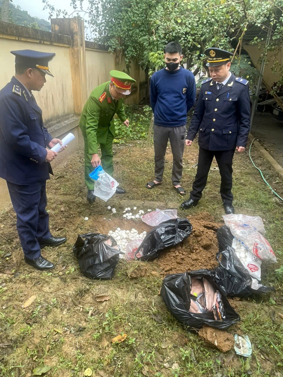 Lực lượng Quản l&yacute; thị trường tỉnh Tuy&ecirc;n Quang phối hợp với lực lượng chức năng kiểm so&aacute;t thị trường h&agrave;ng h&oacute;a tr&ecirc;n địa b&agrave;n