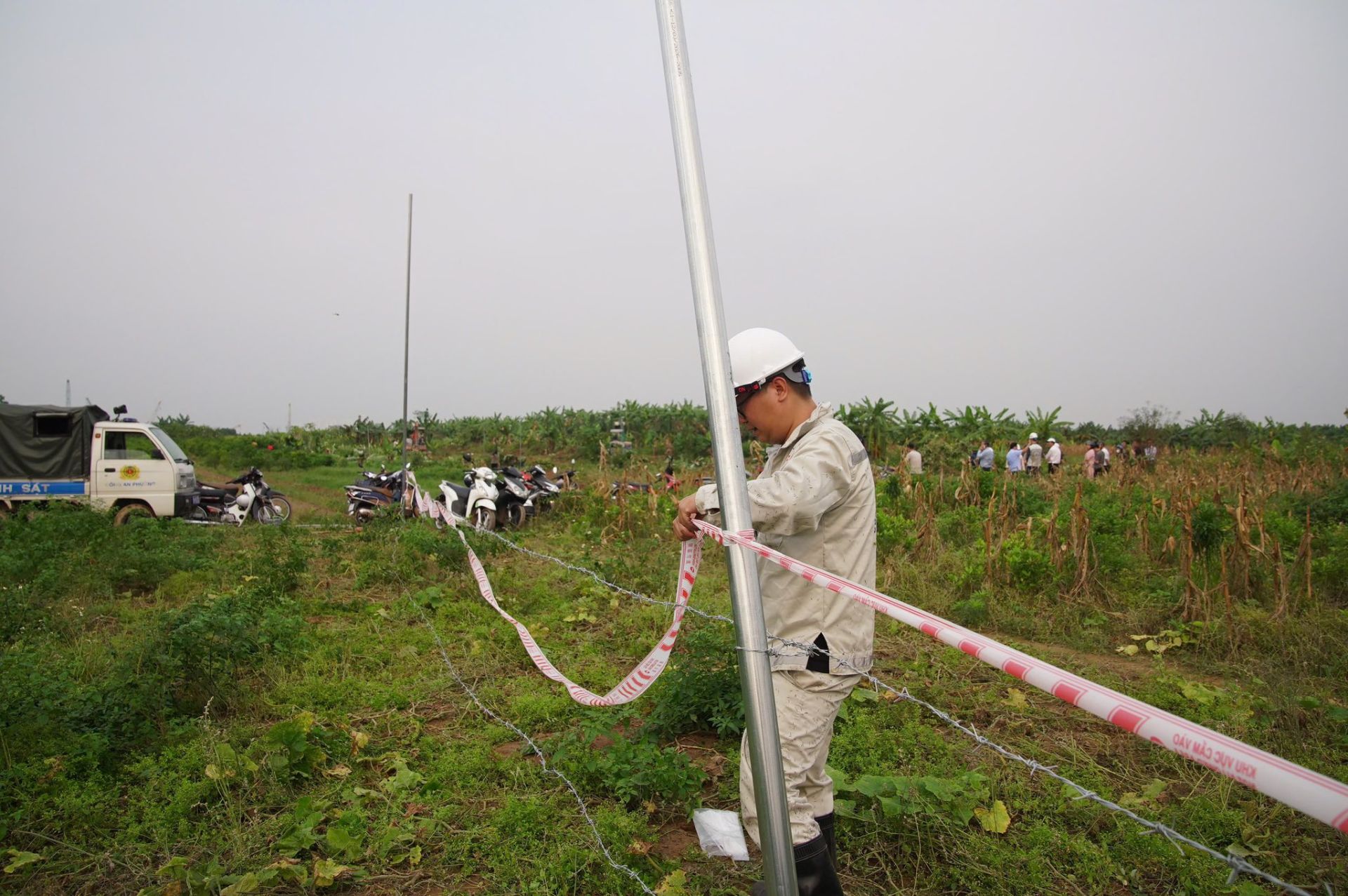 Lực lượng chức năng tổ chức cắm mốc, khoanh v&ugrave;ng phục vụ c&ocirc;ng t&aacute;c giải ph&oacute;ng mặt bằng dự &aacute;n cầu Tứ Li&ecirc;n.