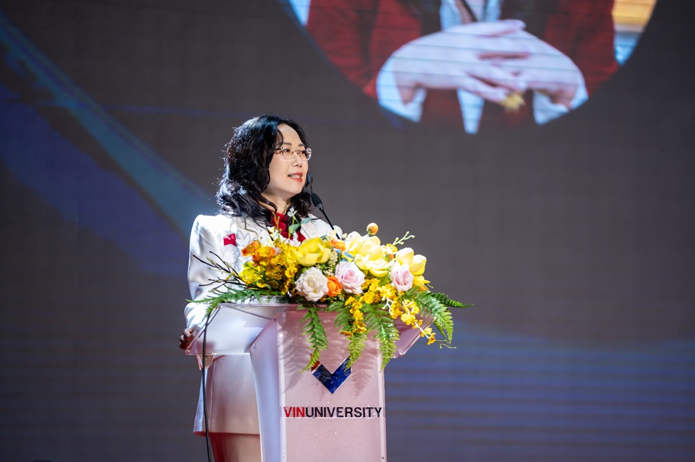 Tiến sĩ L&ecirc; Mai Lan - Ph&oacute; Chủ tịch Tập đo&agrave;n Vingroup, Chủ tịch Hội đồng Trường Đại học VinUni ph&aacute;t biểu tại lễ khai giảng, ch&iacute;nh thức kick off chương tr&igrave;nh học.