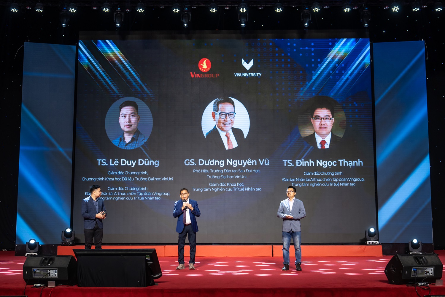 GS. Dương Nguy&ecirc;n Vũ, TS. Đinh Ngọc Thạnh v&agrave; TS. L&ecirc; Duy Dũng chia sẻ về triết l&yacute; đ&agrave;o tạo, cấu tr&uacute;c chương tr&igrave;nh v&agrave; giới thiệu đội ngũ giảng vi&ecirc;n, mentor của Chương tr&igrave;nh Đ&agrave;o tạo Nh&acirc;n t&agrave;i AI Thực chiến