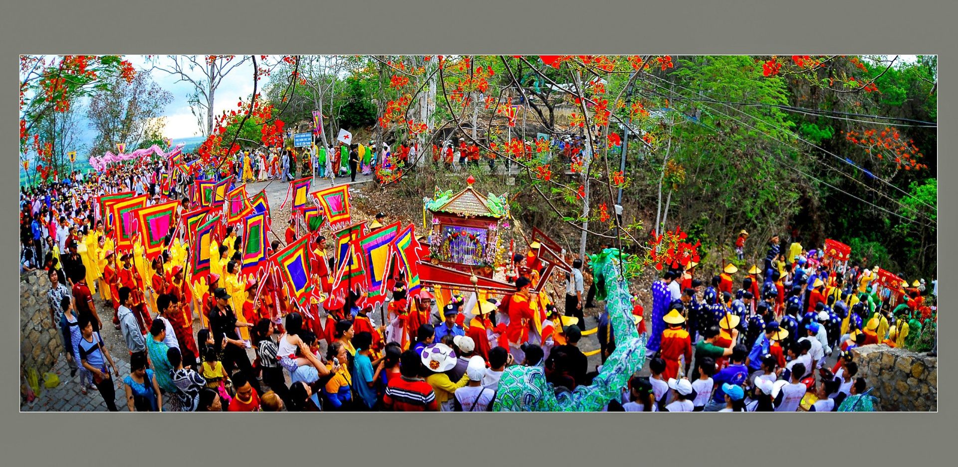 Lễ hội V&iacute;a B&agrave; Ch&uacute;a xứ N&uacute;i Sam thu h&uacute;t nhiều du kh&aacute;ch...