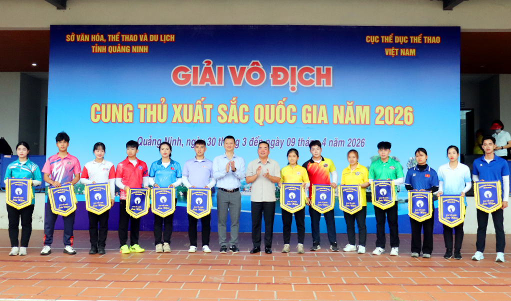 BTC tặng cờ ch&agrave;o mừng c&aacute;c đo&agrave;n về dự giải tại Quảng Ninh