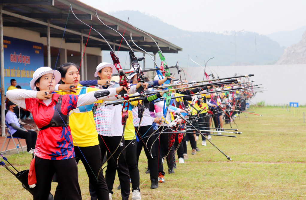 Ngay sau lễ khai mạc, c&aacute;c cung thủ nam, nữ bước v&agrave;o tranh t&agrave;i ở nội dung to&agrave;n năng cung 3 d&acirc;y nam cự ly 50m v&agrave; to&agrave;n năng cung 1 d&acirc;y nữ cự ly 70m