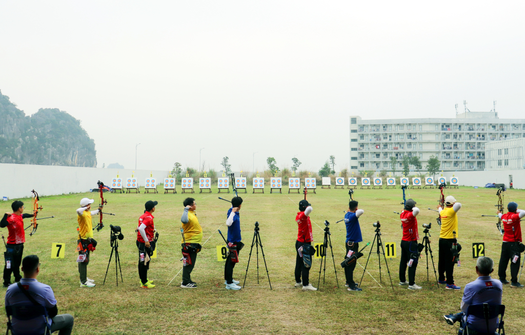 C&aacute;c cung thủ Quảng Ninh (&aacute;o đỏ) ra qu&acirc;n ở ng&agrave;y khai mạc trong nội dung to&agrave;n năng cung 3 d&acirc;y