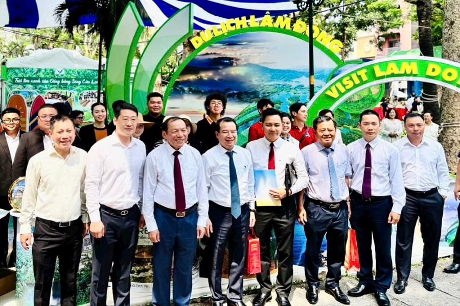 Bộ trưởng Bộ Văn h&oacute;a, Thể thao v&agrave; Du lịch Nguyễn Văn H&ugrave;ng tham quan gian h&agrave;ng v&agrave; chụp ảnh lưu niệm c&ugrave;ng đo&agrave;n c&ocirc;ng t&aacute;c tỉnh L&acirc;m Đồng tại Ng&agrave;y hội Du lịch TP Hồ Ch&iacute; Minh lần thứ 22 năm 2026
