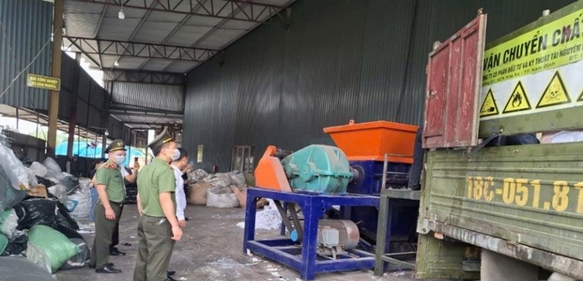 Đo&agrave;n kiểm tra li&ecirc;n ng&agrave;nh tiến h&agrave;nh ni&ecirc;m phong tang vật vi phạm