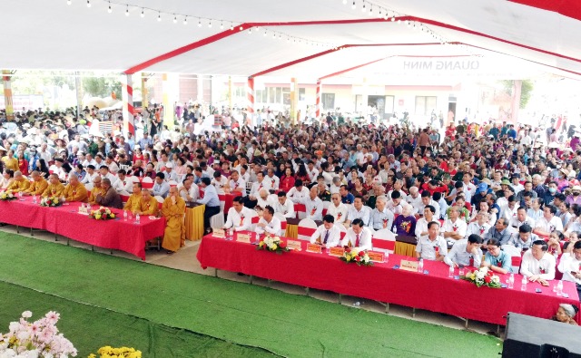 Đ&ocirc;ng đảo c&aacute;c đại biểu, tăng ni, phật tử v&agrave; người d&acirc;n địa phương tham gia khai hội đền &ndash; Ch&ugrave;a G&aacute;m năm 2026.