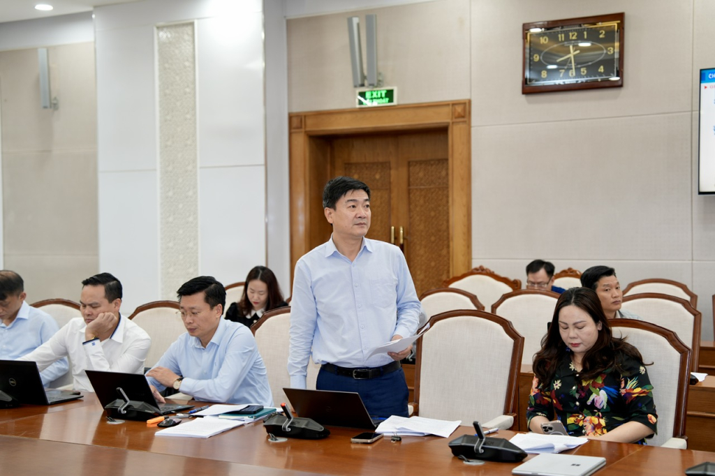 L&atilde;nh đạo Sở X&acirc;y dựng b&aacute;o c&aacute;o tại buổi l&agrave;m việc