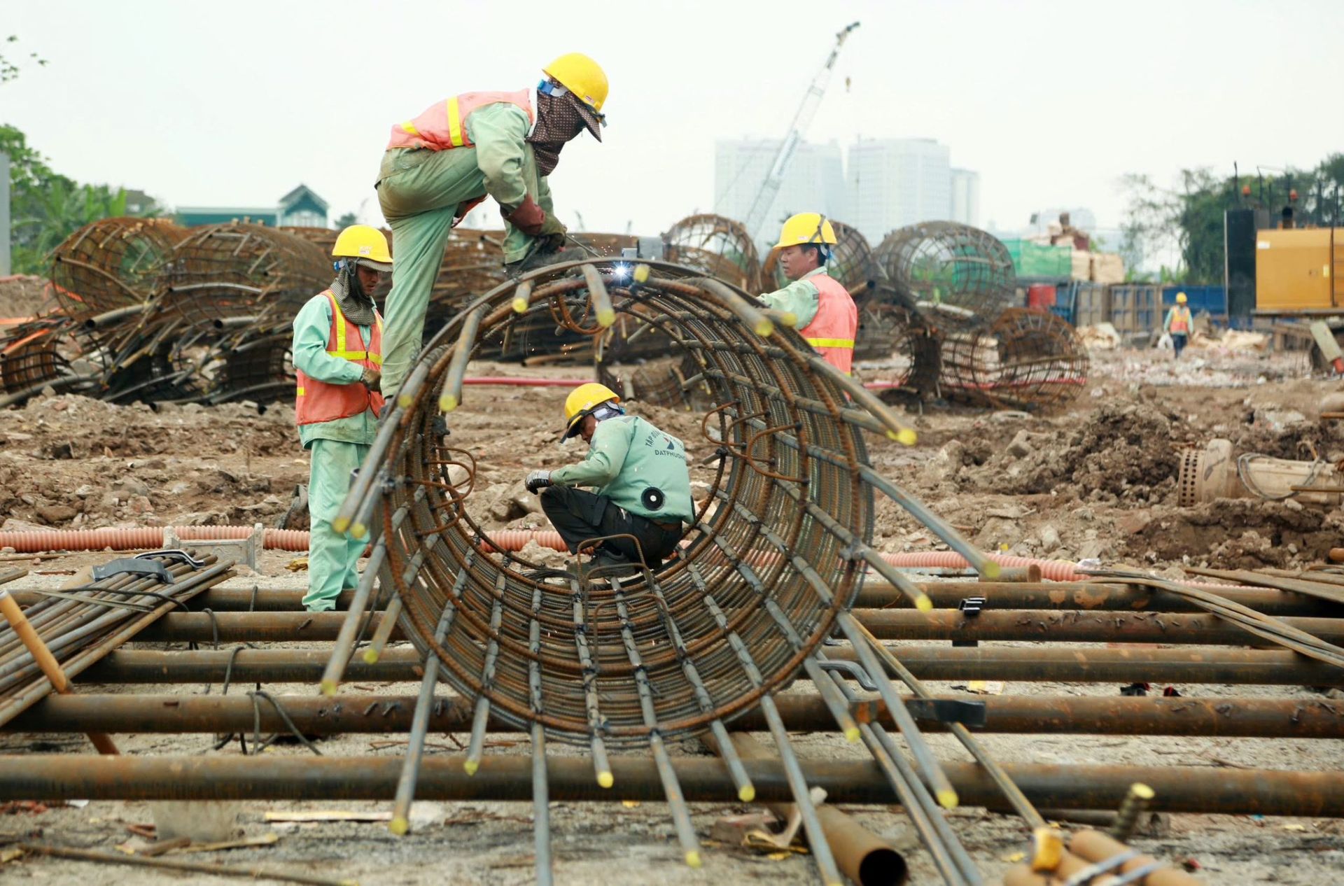 C&ocirc;ng nh&acirc;n tập trung gia c&ocirc;ng lồng th&eacute;p cọc khoan nhồi &ndash; hạng mục nền m&oacute;ng then chốt của c&ocirc;ng tr&igrave;nh.