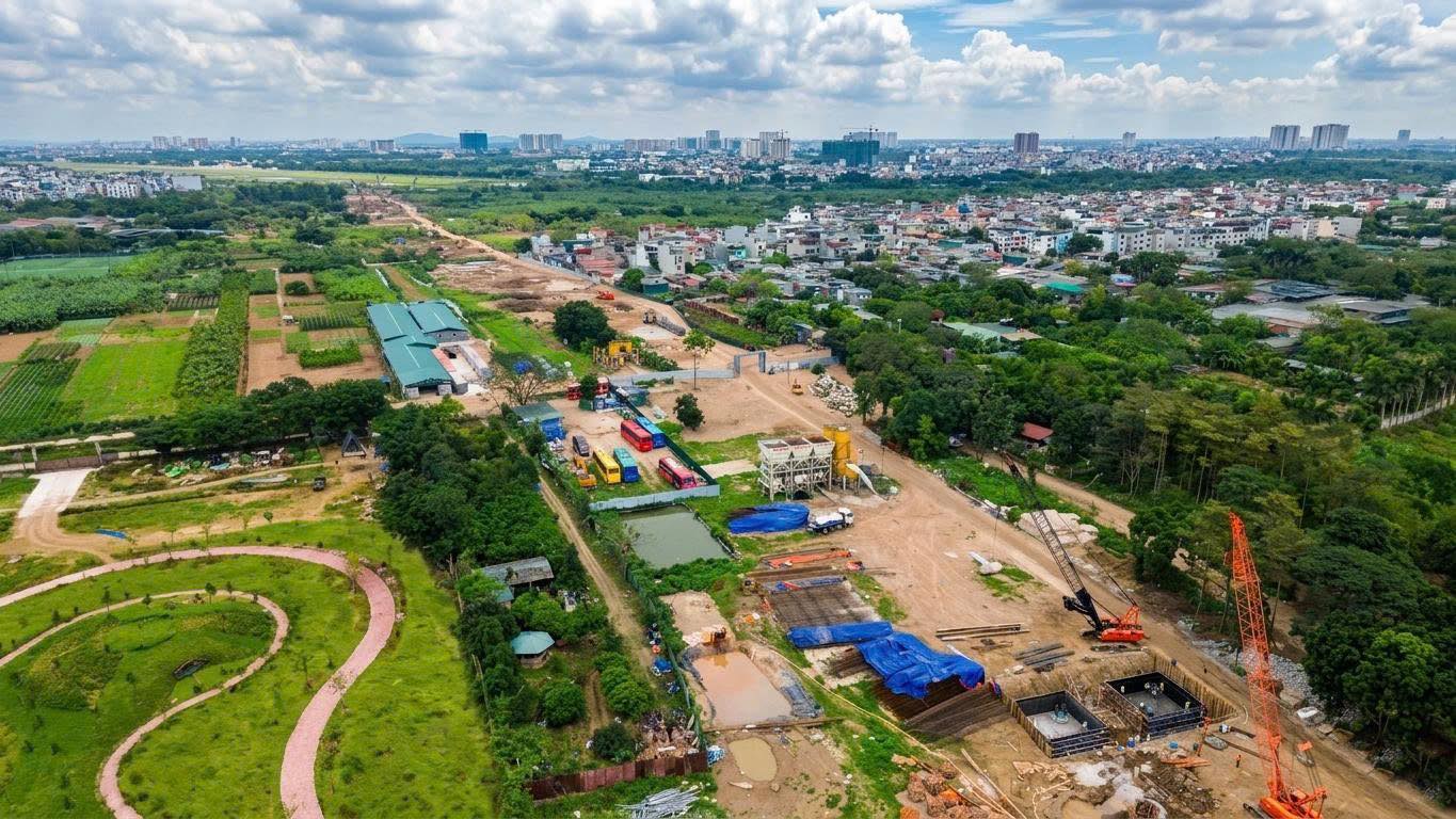 Khu vực thi c&ocirc;ng đường dẫn v&agrave; c&aacute;c hạng mục phụ trợ ph&iacute;a Long Bi&ecirc;n đang được triển khai đồng bộ, phục vụ tiến độ chung của dự &aacute;n.