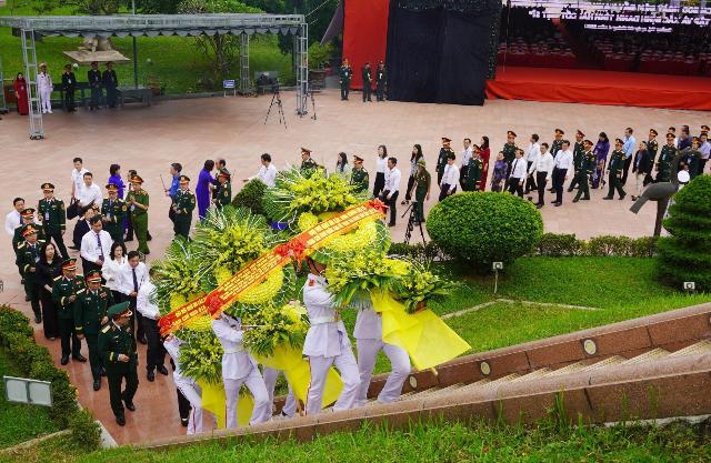 C&aacute;c đại biểu d&acirc;ng hương, d&acirc;ng hoa tri &acirc;n c&aacute;c anh h&ugrave;ng liệt sĩ tại Khu di t&iacute;ch Quốc gia đặc biệt Th&agrave;nh cổ Quảng Trị.