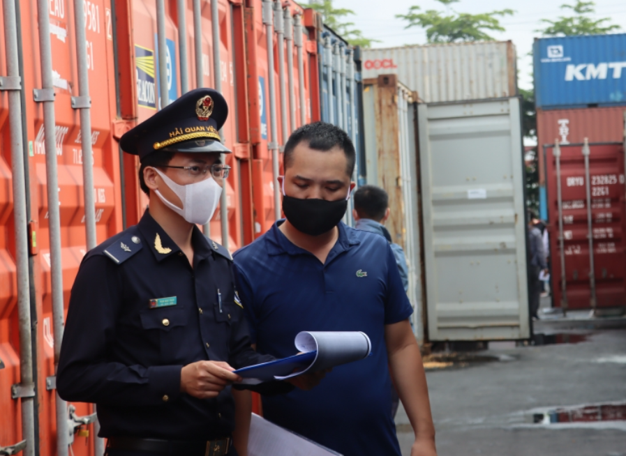 C&ocirc;ng chức Chi cục Hải quan khu vực III kiểm tra h&agrave;ng h&oacute;a xuất nhập khẩu tại