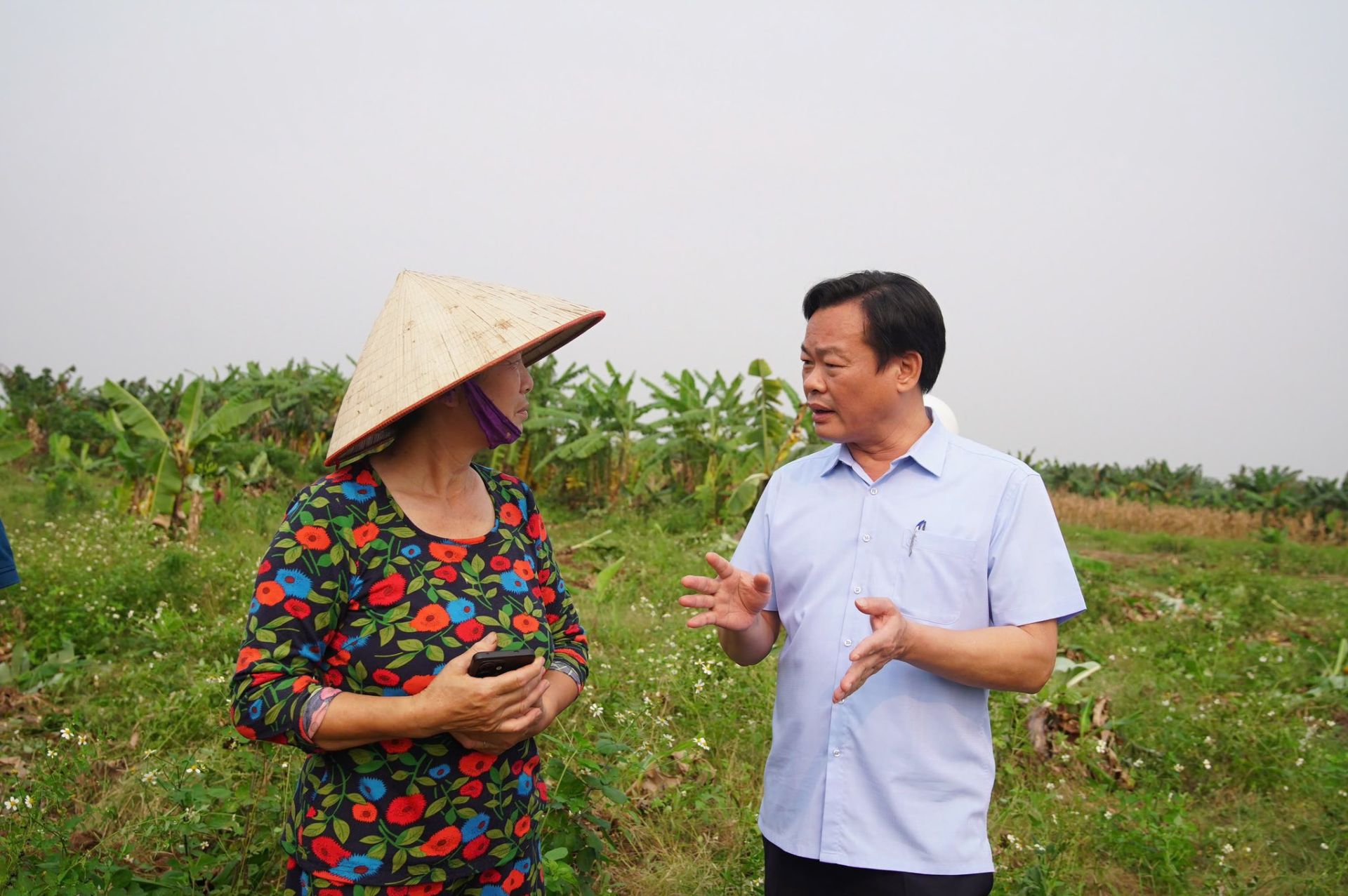 Đồng ch&iacute; B&ugrave;i Tuấn Anh &ndash; B&iacute; thư Đảng ủy phường Hồng H&agrave; trao đổi, nắm bắt t&acirc;m tư người d&acirc;n trong qu&aacute; tr&igrave;nh triển khai giải ph&oacute;ng mặt bằng.