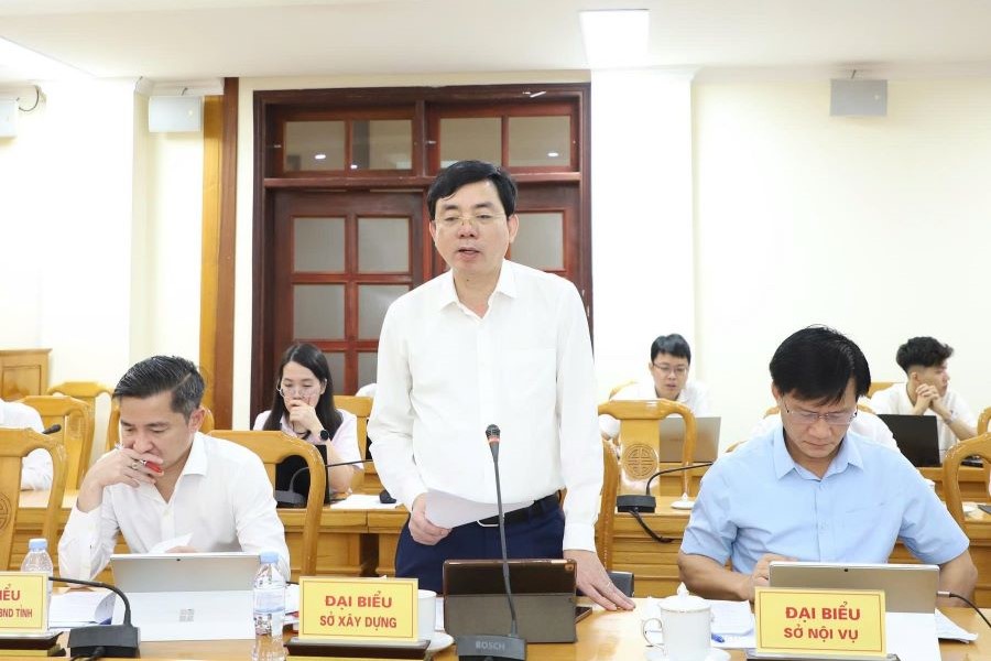 Gi&aacute;m đốc Sở X&acirc;y dựng Đặng Văn Th&agrave;nh b&aacute;o c&aacute;o tại cuộc họp