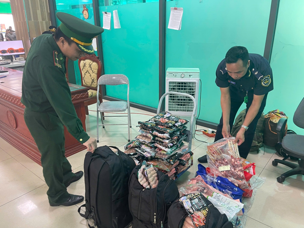 Lực lượng Hải quan phối hợp, kiểm tra tang vật vi phạm tại khu vực cửa khẩu Quốc tế L&agrave;o Cai. Ảnh: CHQ