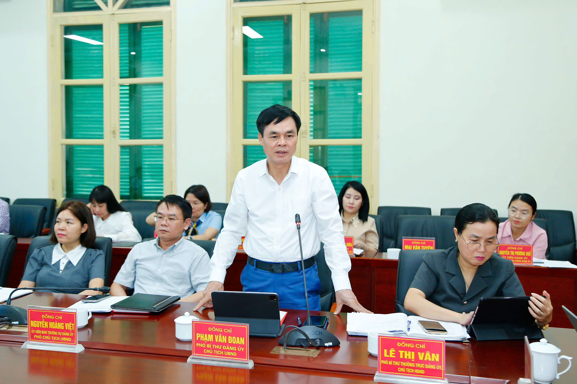 Đồng ch&iacute; Phạm Văn Đoan, Ph&oacute; B&iacute; thư Đảng ủy, Chủ tịch UBND phường b&aacute;o c&aacute;o tại Hội nghị.