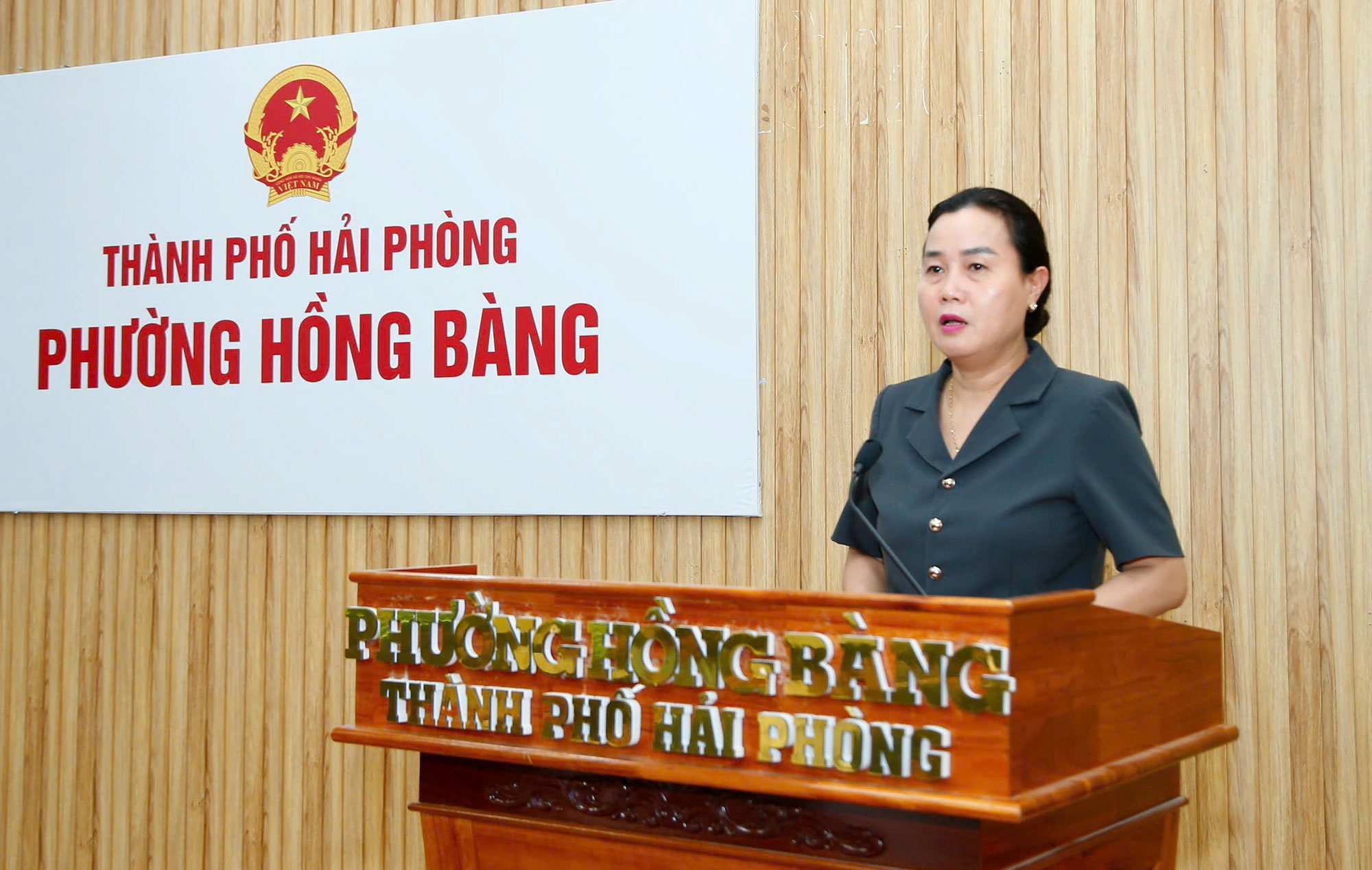 Đồng ch&iacute; L&ecirc; Thị V&acirc;n, Ph&oacute; B&iacute; thư Thường trực Đảng ủy, Chủ tịch HĐND phường b&aacute;o c&aacute;o tại Hội nghị.