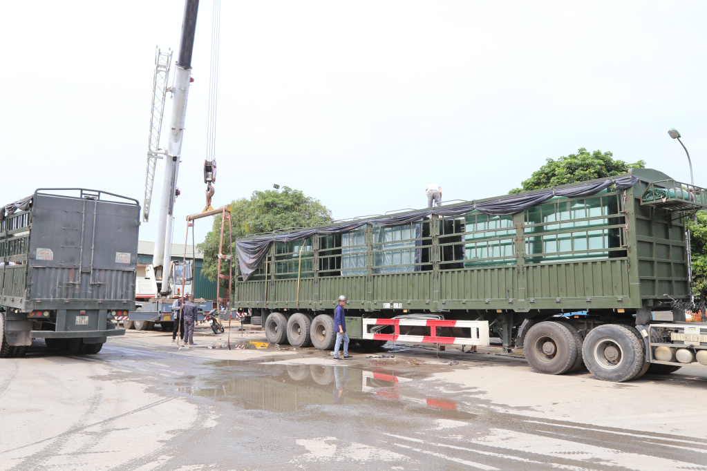 Bốc xếp h&agrave;ng ho&aacute; nhập khẩu qua cửa khẩu Ho&agrave;nh M&ocirc;