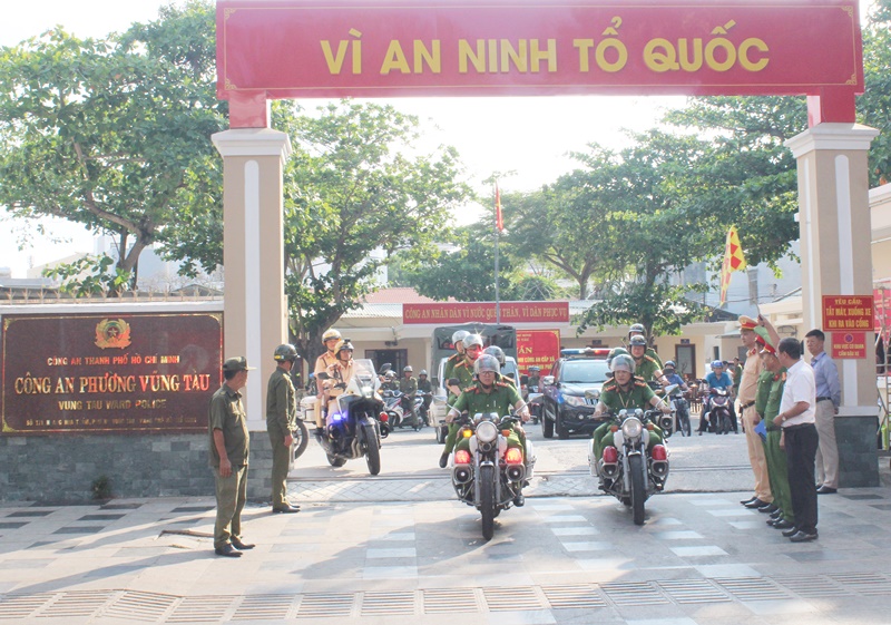 Lực lượng CBCS ra qu&acirc;n thực hiện m&ocirc; h&igrave;nh th&iacute; điểm 