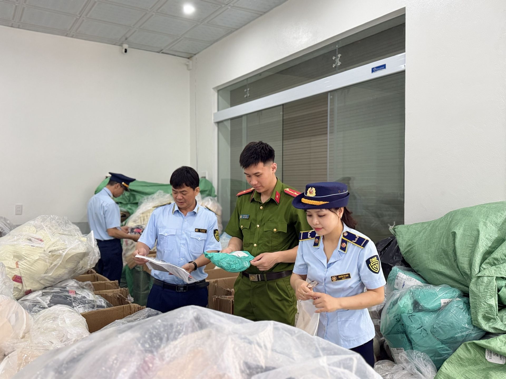 Lạng Sơn: Tạm giữ gần 11.000 sản phẩm áo lót nữ vi phạm