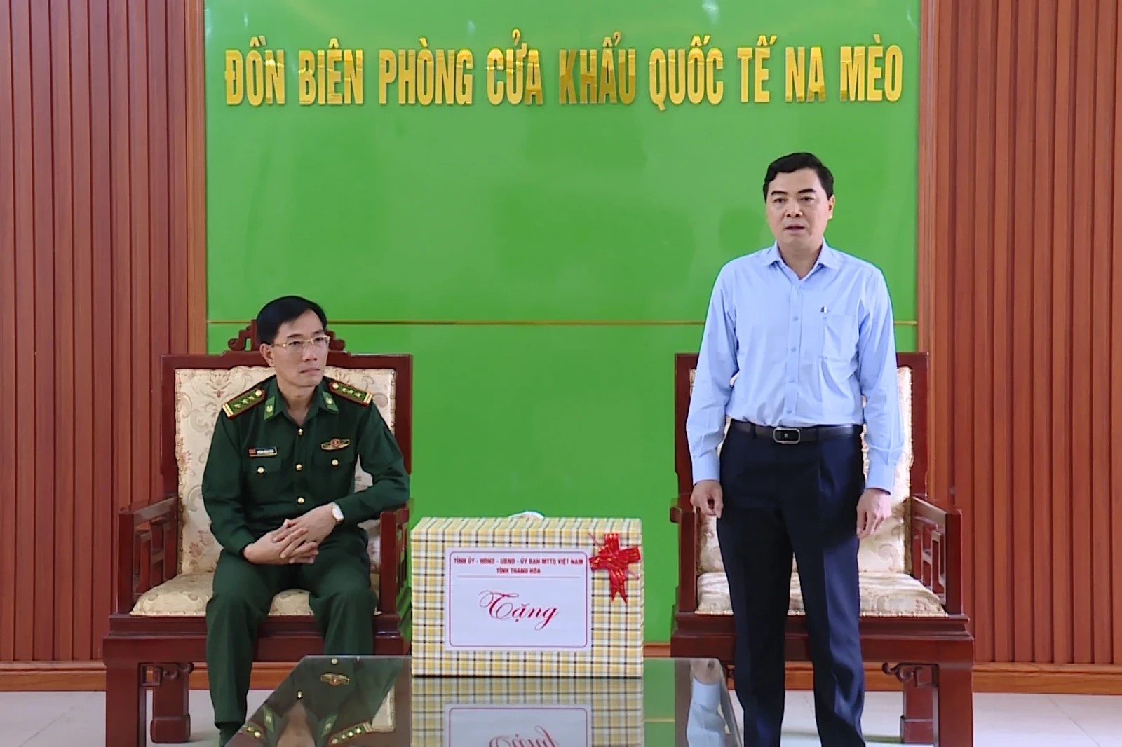 Chủ tịch UBND tỉnh Nguyễn Ho&agrave;i Anh ghi nhận v&agrave; biểu dương sự nỗ lực, cố gắng của tập thể c&aacute;n bộ, chiến sĩ Đồn Bi&ecirc;n ph&ograve;ng