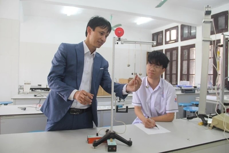 Thầy gi&aacute;o Nguyễn B&aacute; Tư v&agrave; em L&ecirc; Duy Kh&aacute;nh trong giờ học.