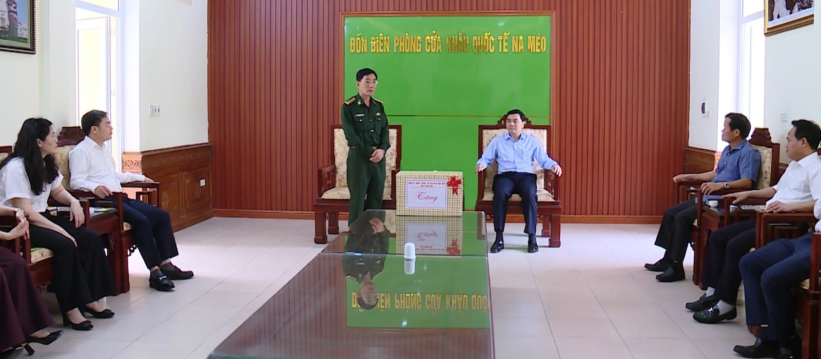 Chỉ huy Đồn Bi&ecirc;n ph&ograve;ng Cửa khẩu quốc tế Na M&egrave;o b&aacute;o c&aacute;o với Chủ tịch UBND tỉnh Nguyễn Ho&agrave;i Anh về t&igrave;nh h&igrave;nh v&agrave; kết quả thực hiện nhiệm vụ.