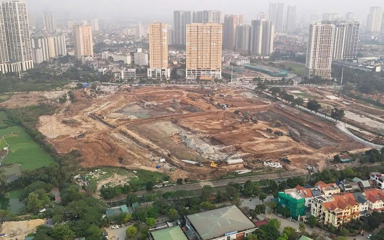 To&agrave;n cảnh đại c&ocirc;ng trường hồ điều h&ograve;a nh&igrave;n từ tr&ecirc;n cao, c&aacute;c mũi thi c&ocirc;ng triển khai đồng loạt giữa khu vực đ&ocirc; thị ph&iacute;a T&acirc;y với mật độ x&acirc;y dựng d&agrave;y đặc.