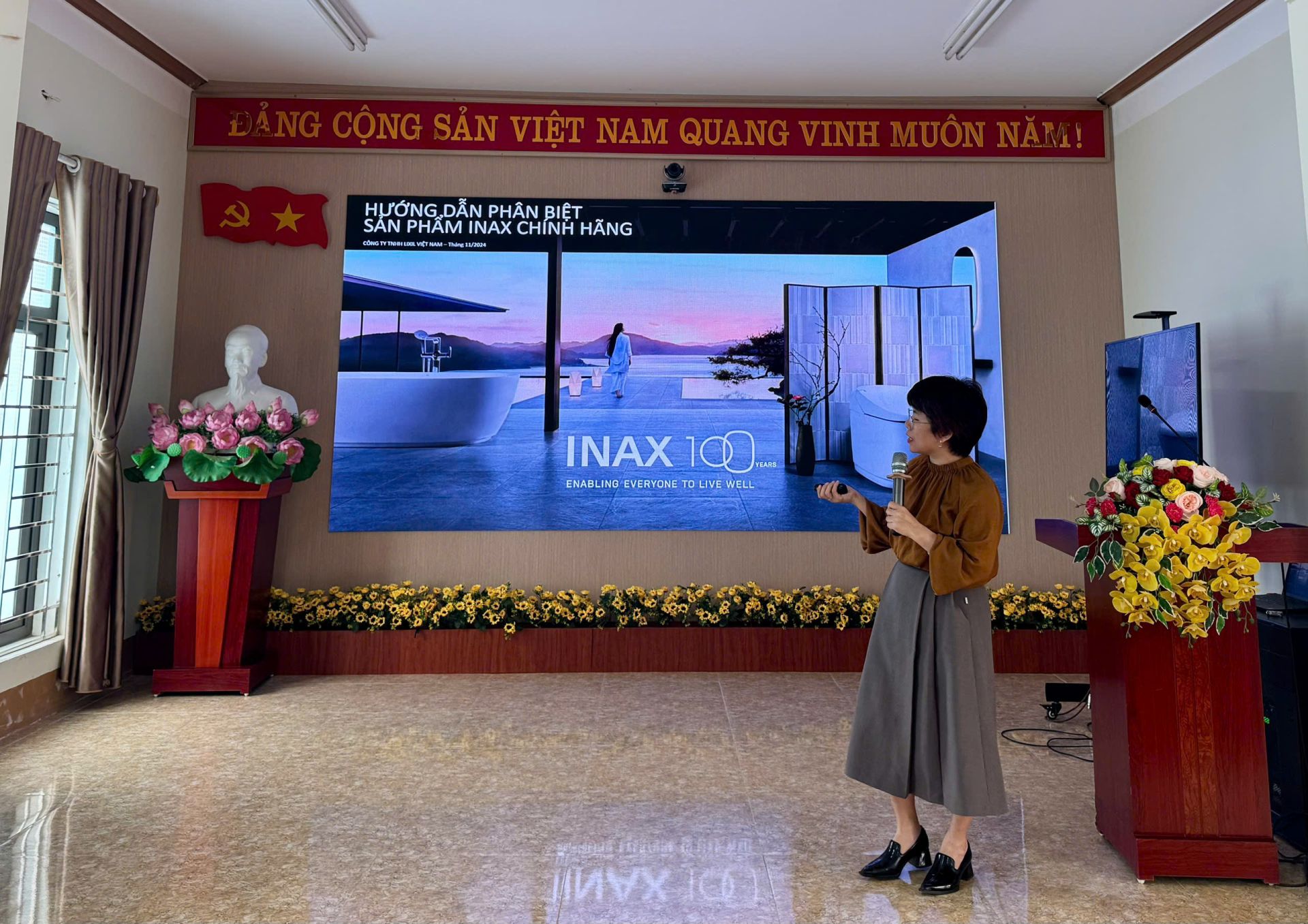 Đại diện c&aacute;c nh&atilde;n h&agrave;ng ph&aacute;t biểu, chia sẻ kinh nghiệm