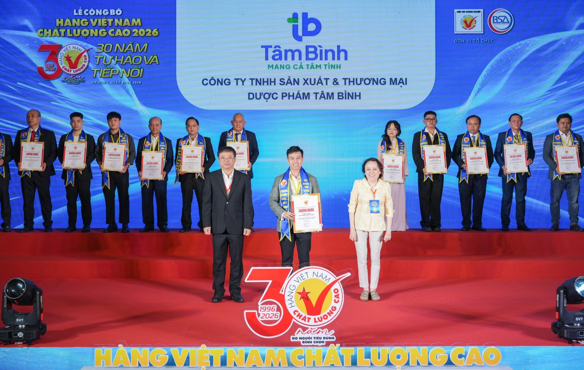 B&agrave; Phạm Kh&aacute;nh Phong Lan - Gi&aacute;m đốc Sở An to&agrave;n Thực phẩm TP.HCM v&agrave; &ocirc;ng Trần Ngọc Li&ecirc;m - Gi&aacute;m đốc VCCI TP.HCM trao chứng nhận HVNCLC cho Dược phẩm T&acirc;m B&igrave;nh